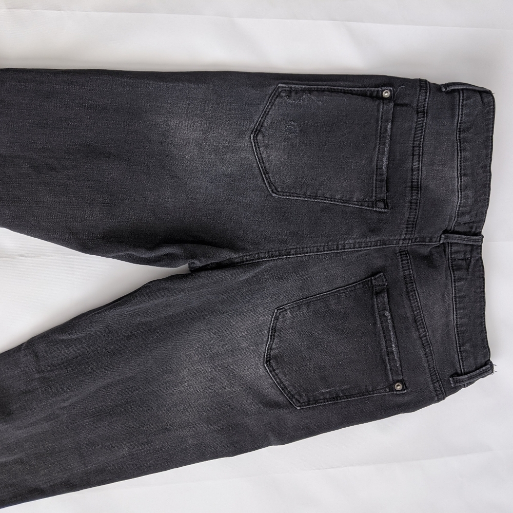 🌿HIGH RISE DISTRESSED JEANS🌿 - Picture 4 of 8